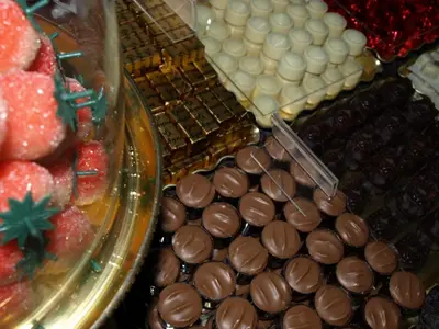 a tray ofocolates and strawberries on a table at B&B Bon-Bon 'nuit' in Turnhout