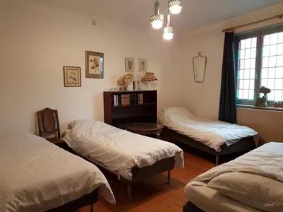 a bedroom with two beds and a window at Gastenkamers in vakantiewoning CasaCuriosa in Mol