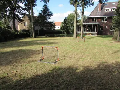 a yard with two soccer nets in the grass at De Spreekkamer in Hoogstraten