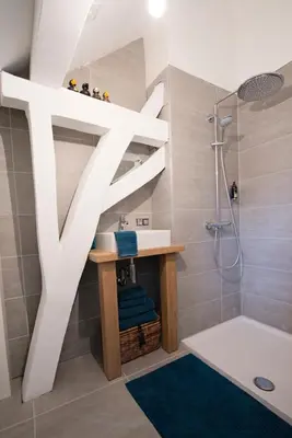 a bathroom with a white sink and a shower at B&B De Hanewijkhoeve in Werchter
