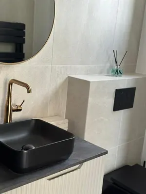 a bathroom with a black sink and a mirror at Hotel Arriate in Lochristi