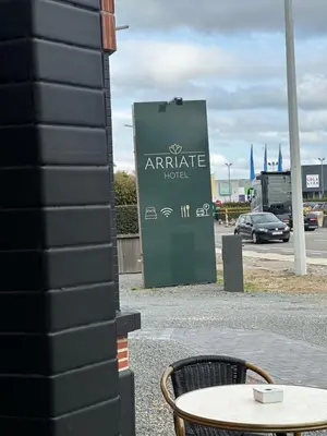 a sign for an arctic motel next to a table at Hotel Arriate in Lochristi