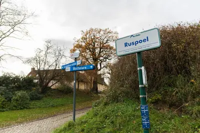 two street signs on the side of a road at Clayshoeve in Munte