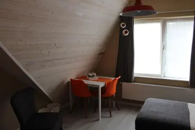a room with a table and two chairs and a window at Saffels Nest in Lochristi