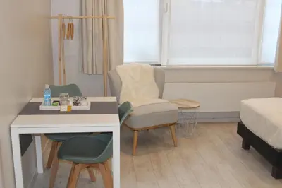 a room with a bed and a table and a chair at Saffels Nest in Lochristi