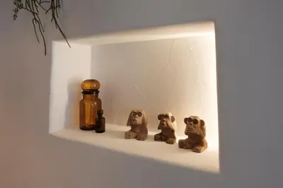 a shelf with three small figurines on it at Boutique Holiday Home ZaligInAntwerpen 77 in Antwerp
