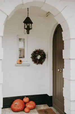 a bunch of pumpkins sitting on the floor next to a door at Charmeverblijf Juliette in Kasterlee