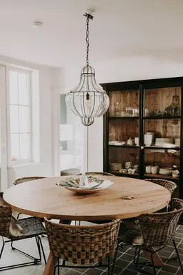 a dining room table with chairs and a chandelier at Charmeverblijf Juliette in Kasterlee