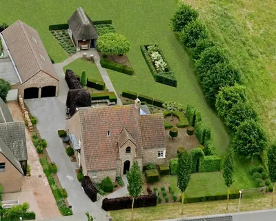 an aerial view of a house with a garden at De Moeraseik in Zele