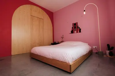 a bedroom with a bed and a pink wall at Boutique B&B Graaf in Ghent