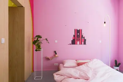 a bedroom with a purple wall and a bed at Boutique B&B Graaf in Ghent