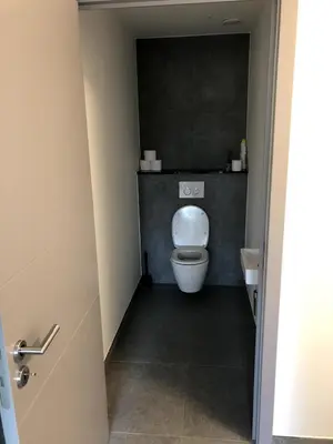 a bathroom with a white toilet in a room at Casa Akuta Airport Flat in Kortenberg
