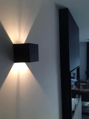 a light on a wall in a room at Lusandre in Olen