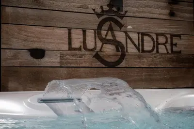 a water fountain in a bath tub with a wooden wall at Lusandre in Olen