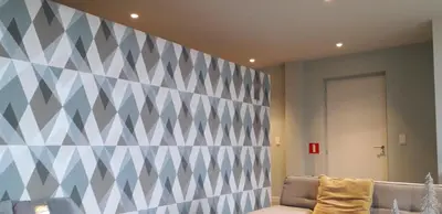 a living room with a geometric wall at Logies De Hessie in Turnhout