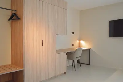 a room with a desk and a wall with a tv at Hotel De Zalm in Herentals