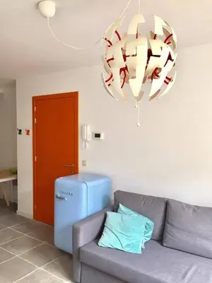 a living room with a couch and a chandelier at Studio Liepoo in Ghent