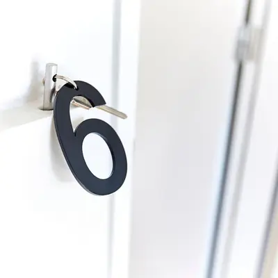 a letter d hanging on a door at B&B Park7 in Huldenberg