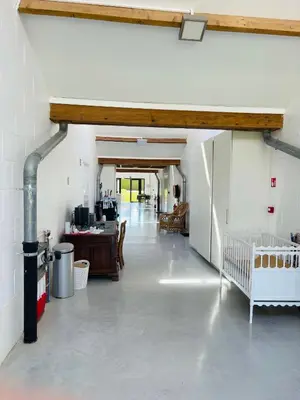an empty room with a white wall and a hallway at Landlord bij Leuven in Holsbeek