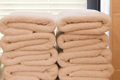 two stacks of towels stacked on top of each other at Landlord bij Leuven in Holsbeek