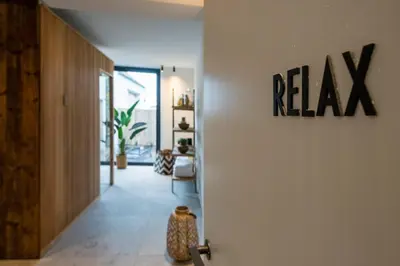 a hallway with a wall with a relax sign on it at B&B Amelhof in Meise