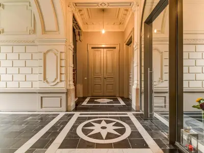 a hallway with a door and a tiled floor at B&B La Corderie in Hamme