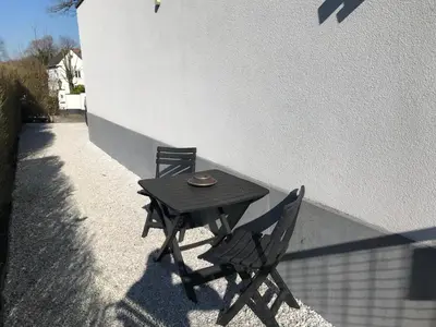 a table and two chairs sitting on a patio at Au Calme in Sint-Genesius-Rode