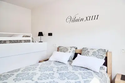a bedroom with a bed and a sign that reads autism skill at Vakantiewoning De Gulden Sleutels in Kruibeke