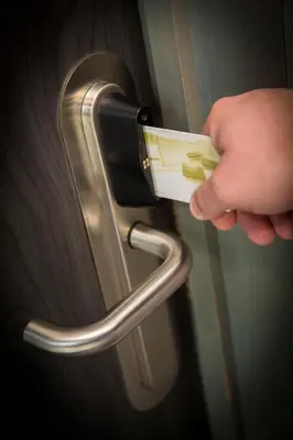 a person holding a piece of paper in a door handle at Let's Meet Elewijt in Elewijt