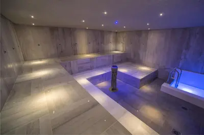 a bathroom with a bath tub with a sink and a bath tub at Hotel Thermen Mineraal in Rijmenam