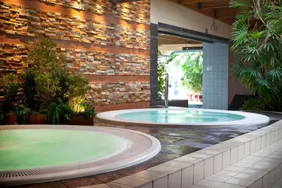 a hot tub in the middle of a courtyard at Hotel Thermen Mineraal in Rijmenam