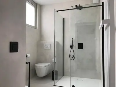 a bathroom with a glass shower with a toilet at B&B Inn Between in Ghent