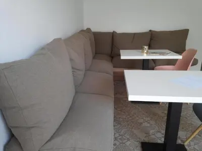 a living room with a couch and a table at Pluimpapaver Hotel & Glamping in Aarschot