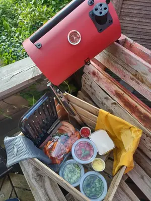 a red bin filled with paints and paint brushes at Pluimpapaver Hotel & Glamping in Aarschot