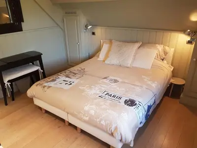 a bed in a small room with a desk and a bed sidx sidx at B & B DE SERAFIJN in Lochristi