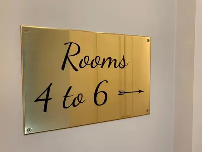 a sign that says rooms to on a wall at Merveilleux in Ghent