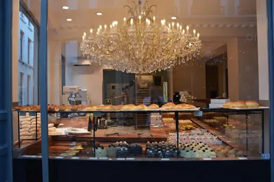 a display window of a bakery with cakes and pastries at Merveilleux in Ghent