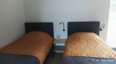 two beds sitting next to each other in a bedroom at B&B Plattestien in Halle