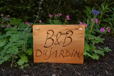 a sign that says big drupal in a garden at B&B Dujardin in Dilbeek