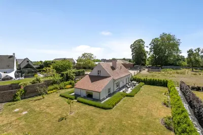 an aerial view of a house with a yard at Scheldewegel Vakantiehuis in Schelderode