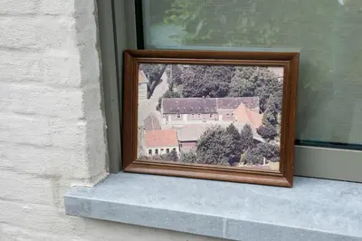 a picture of a house in a window at B&B Hof Beygaert in Aalst