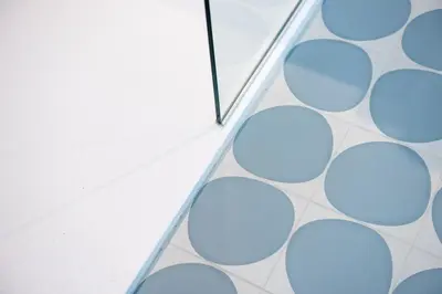 a mirror on a floor with blue circles on it at B&B Hof Beygaert in Aalst