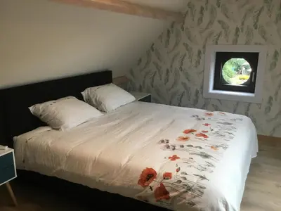 a bedroom with a large bed with flowers on it at Gesloten in Geraardsbergen