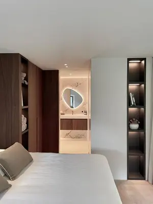 a bedroom with a white bed and a mirror at Relax Select in Munte