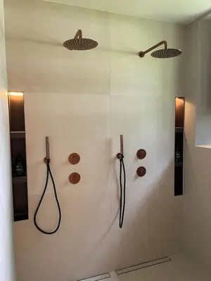 a bathroom with a shower with two shower heads at Relax Select in Munte