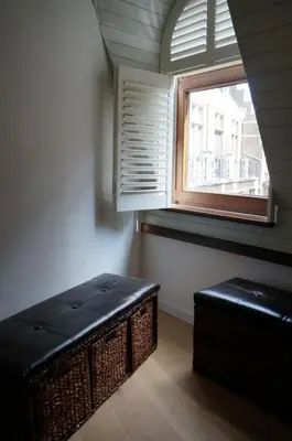 a room with a bench and a window at Charming Suites Jan Zonder Vrees in Antwerp