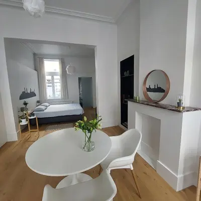 a living room with a white table and chairs at Bennestay in Ghent