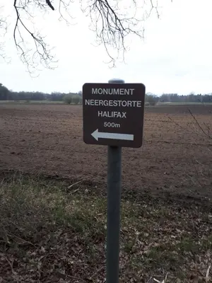 a sign in the middle of a field at Vakantiewoning De Kleine Duinberg - Chalet Nr 11 in Retie