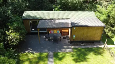 an overhead view of a cabin with a table and chairs at Vakantiewoning De Kleine Duinberg - Chalet Nr 11 in Retie