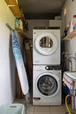 a washer and a washing machine in a room at Villa De Ruiter in Waasmunster